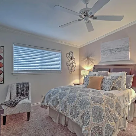 Modern Austin Condo With Pool Less Than 5 Mi To Downtown!